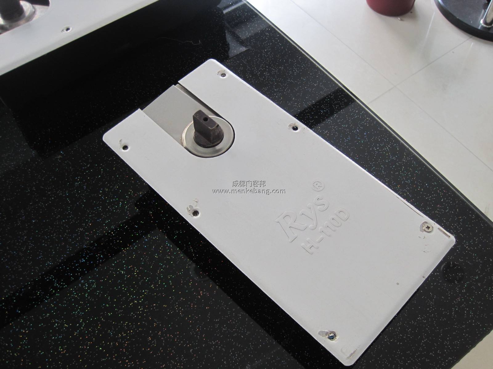 成都玻璃門地彈簧價(jià)格是多少錢，上門安裝更換價(jià)格