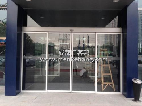 門客邦自動門維修工程師在自動門日常檢查及保養