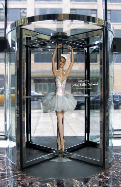 請注意自動旋轉門紅外傳感器盲區